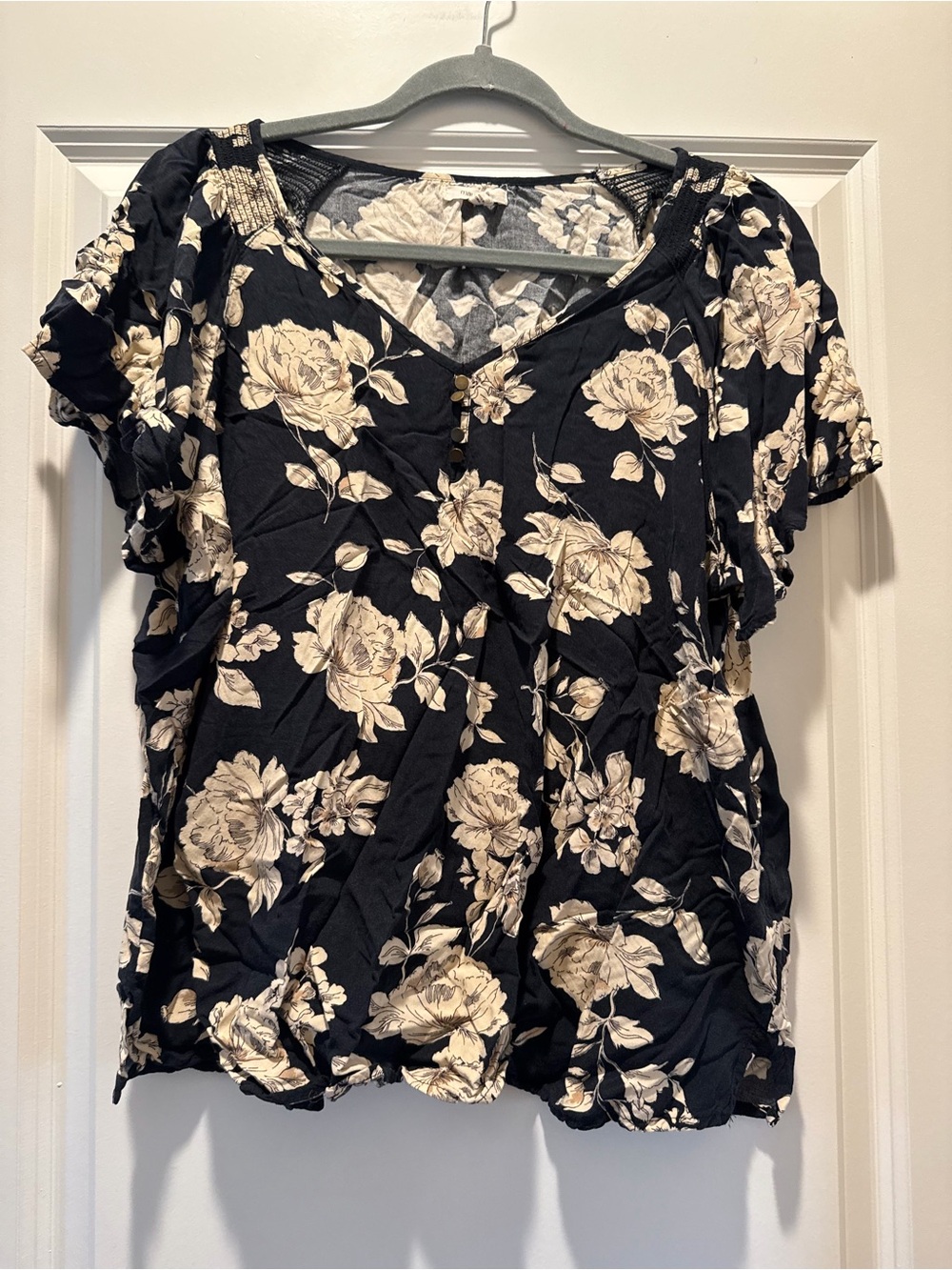 Maurices Black Floral V-Neck Short Sleeve Blouse